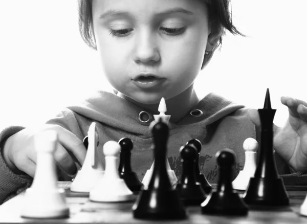 Mała Urocza Mistrzyni Szachów Czarno Biały Obraz — Zdjęcie stockowe