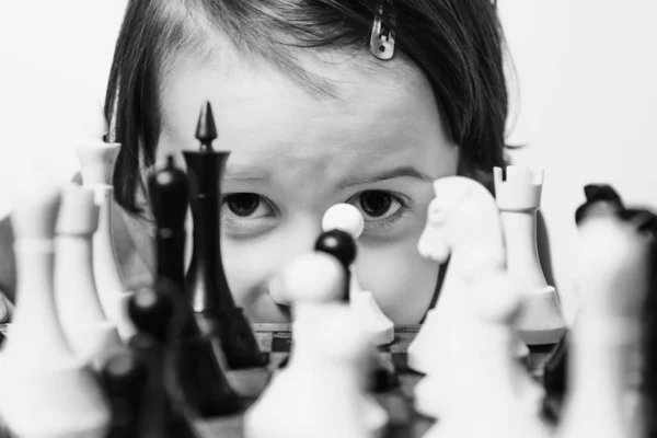 Die Kleine Süße Schachweltmeisterin Spielt Schach Schwarz Weiß Bild — Stockfoto