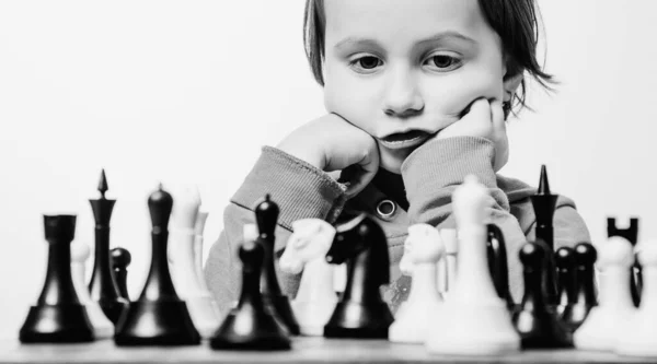 Маленькая Милая Чемпионка Шахматам Думает Сложной Комбинации Шахмат Черно Белое — стоковое фото