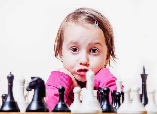 Humorvolles Porträt Eines Schönen Mädchens Lernt Schach Spielen — Stockfoto
