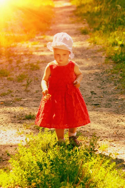 Portrét Krásné Dívky Jak Učí Chodit — Stock fotografie