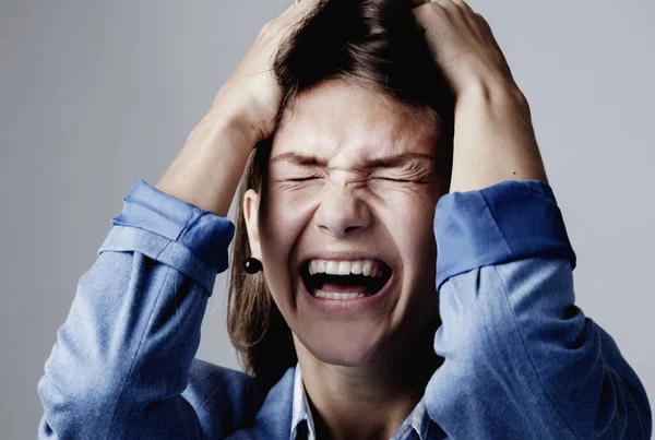 Ненавижу Свою Офисную Работу Портрет Молодой Деловой Женщины Кричит Боли — стоковое фото