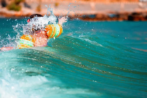 Приваблива Щаслива Дівчинка Яка Веселиться Літніх Канікулах Вона Спіймала Хвилю — стокове фото
