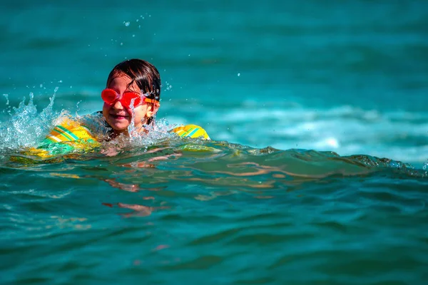 Junge Attraktive Glückliche Mädchen Die Spaß Den Sommerferien Haben Urlaub — Stockfoto