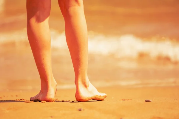 Wakacje Młoda Dziewczyna Relaksująca Się Ciesząca Plaży Słoneczny Letni Dzień — Zdjęcie stockowe