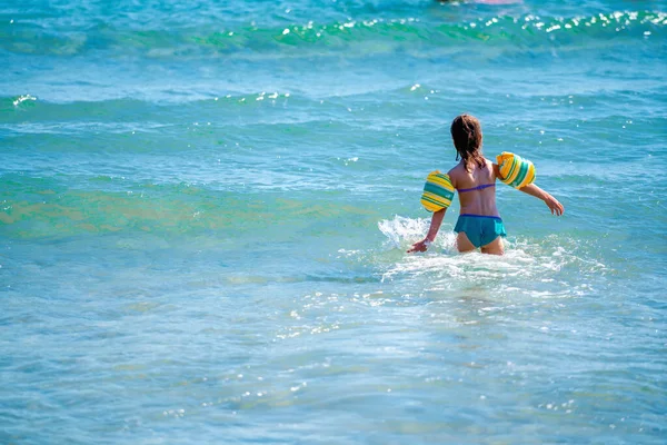 Sommerferien Junge Attraktive Schöne Mädchen Entspannen Und Genießen Wasser Des — Stockfoto