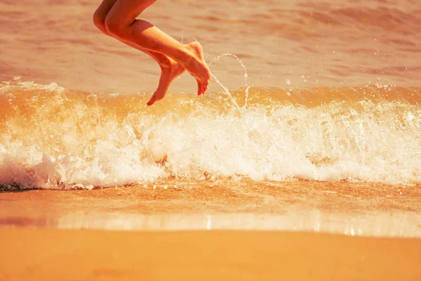 Vacaciones Verano Joven Atractiva Chica Muy Feliz Relajante Disfrutando Salta —  Fotos de Stock