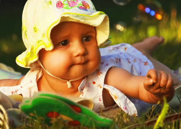 Çimlerin Üzerinde Yatan Tatlı Küçük Bir Kız Bebek Doğa Tatiller — Stok fotoğraf
