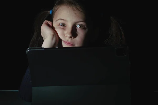 Chica Joven Por Noche Comunica Internet Adicción Los Artilugios Infantiles — Foto de Stock