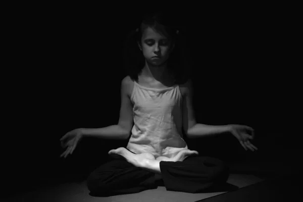 Fiatal Jógi Lány Jóga Leckét Gyakorol Lélegzik Meditál Ardha Padmasana — Stock Fotó
