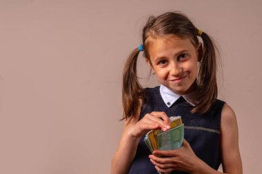 Çok fazla para diye bir şey yoktur. Mutlu genç ve çekici bir kızın portresi Avro banknotlarıyla dolu..