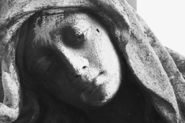 Depresyon ve kederin sembolü olarak mezardaki kadim kadın heykelinin yatay siyah ve beyaz görüntüsü.