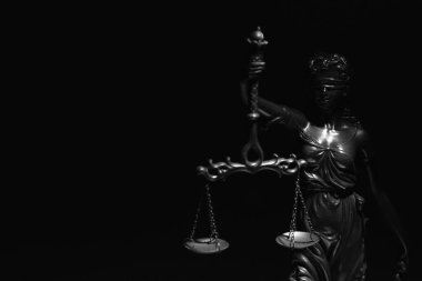 Doğruluk terazisiyle Bayan Adalet (Femida). Adalet, hukuk ve hukuk sisteminin kavramsal imajı. Seçici odaklanma. Uzayı kopyala... yatay resim.
