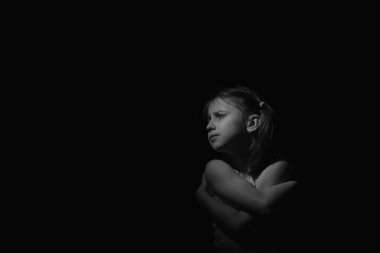 Çocukların endişeleri ve korkuları. Üzgün, mutsuz, küçük bir kızın portresi kendini yalnız, dışlanmış, çocuk draması yaşıyor. Siyah beyaz görüntü. Boşluğu kopyala.