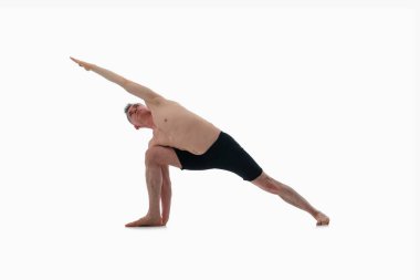 Utthita Parsvakonsana (Genişletilmiş Kenar Açı Pozu), Ashtanga yoga manzaralı spor kıyafetleri giyen adamın Yoga egzersizi yapması