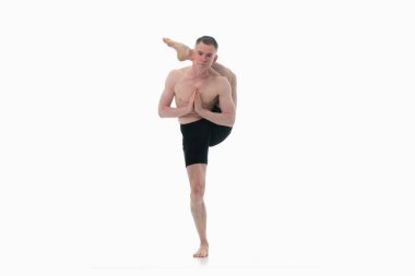 Durvasasana (Durvasana) Ayakta Duran Bacak Kafanın Arkasında, Ashtanga yoga Yanı Erkek spor giysi görünümlü beyaz arka planda Yoga egzersizi yapıyor. 