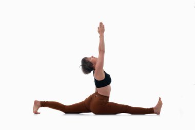 Asana pozu - sicim kollar kafanın üstünde, Ashtanga yoga tarafı kadın spor giysisi giymiş beyaz arka planda yoga yaparken görüntüsü. 