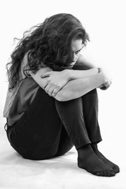 Sadece depresyonda olan kadınlar (zorluklar, psikoloji, vücut dili, jestler, yalnızlık kavramı). Siyah ve beyaz resim.