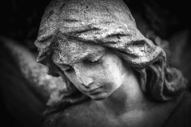 Güneş ışığına yakın melek (antik heykel). Siyah ve beyaz.