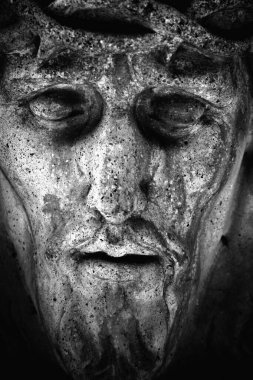 Dikey görüntü, dikenli taç takmış İsa 'nın eski bir heykeli.