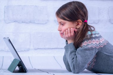 Güzel genç kız internetten tabletle öğreniyor.. 