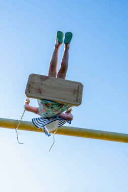 Çocukların uçabilme hayalleri. Mavi gökyüzüne doğru uçan genç bir kız. Mutlu çocukluk, özgürlük konsepti. Belo 'dan görüntü