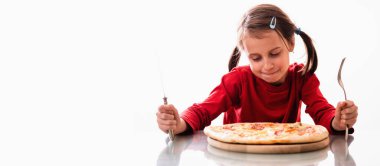 Pizza yiyen genç ve çekici bir kızın fotoğrafı. Boşluğu kopyala.
