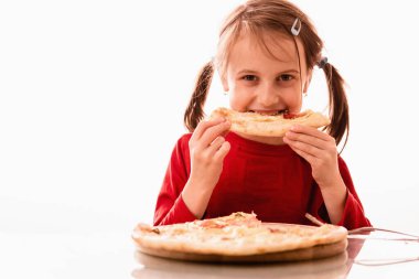 Çekici bir kızın pizza yediği fotoğraf. Güzel kız fast food ile atıştırıyor. Boşluğu kopyala.
