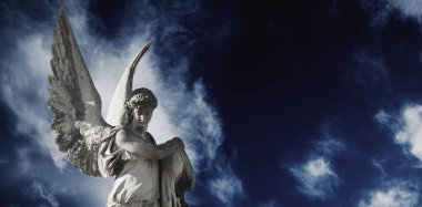 Gökyüzünde bir ölüm meleğinin antik heykeli. Karanlık arka planda. 