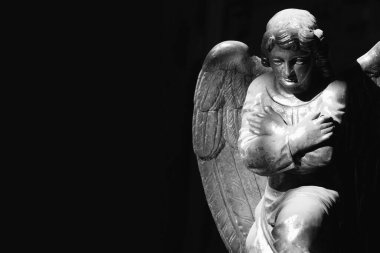 Melek figürü sevginin, şefkatin ve acının sembolü. Siyah beyaz görüntü. Boşluğu kopyala.