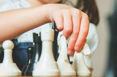 Satranç eğitimi ve eğitim. Genç güzel kız satranç oynamayı öğreniyor.. 