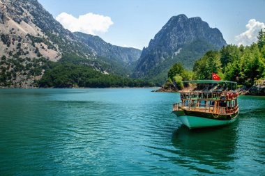 Oymapinar Gölü, Türkiye. Dağ gölü manzarası. Oymapinar barajının arkasındaki zümrüt su deposu. Manavgat bölgesindeki Yeşil Kanyon, Türkiye. Seyahat kavramı.