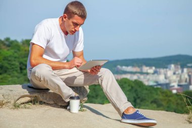 Gezgin adam dağlarda akıllı telefon yürüyüşü yapıyor. Gezgin blogcu, hayat tarzı macera tatillerini etkiliyor. Yaz turu. Metin veya tasarım için boşluk kopyala.