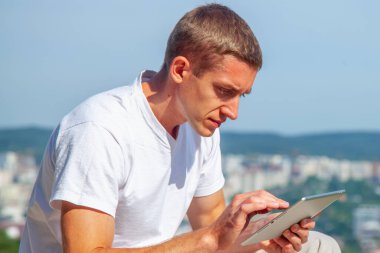 Gezgin adam dağlarda akıllı telefon yürüyüşü yapıyor. Seyahat blogcusu. Yaşam tarzı macera tatillerini etkiliyor.