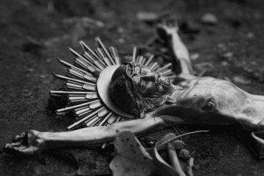 Çarmıha gerilmiş İsa Mesih 'in haçı. Antik heykel. Siyah ve beyaz resim.