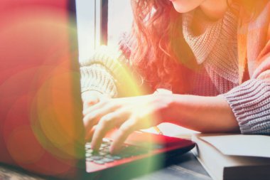 Özgürlüğün tadını çıkaran serbest çalışan ve kafede dizüstü bilgisayarla çalışan bir kadın.. 