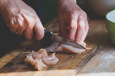 İtalyan pizzasını hazırlıyorum. Kapalı kapılar ardında pizzanın malzemelerini kendi elleriyle hazırlıyor. Eti kesiyor. Seçici odak.