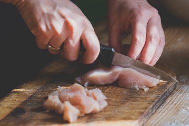 İtalyan pizzasını hazırlıyorum. Kapalı kapılar ardında pizzanın malzemelerini kendi elleriyle hazırlıyor. Eti kesiyor..