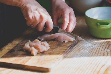 İtalyan pizzasını hazırlıyorum. Kadın pizzanın malzemelerini kendi elleriyle hazırlıyor. Eti kesiyor..