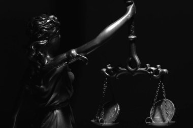 Adalet Tanrıçası Astraea (Adalet, Femida) mekanik tartı ile ve rüşvet, adaletsizlik ve çifte standartlar sembolü olarak para ile. Siyah ve beyaz yatay görüntü.