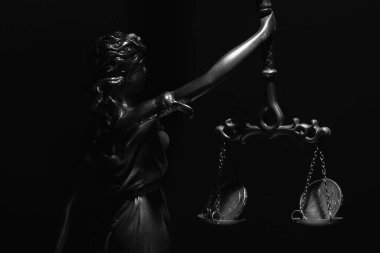 Adalet Tanrıçası Astraea (Adalet, Femida) mekanik tartı ile ve rüşvet, adaletsizlik ve çifte standartlar sembolü olarak para ile. Siyah ve beyaz resim.