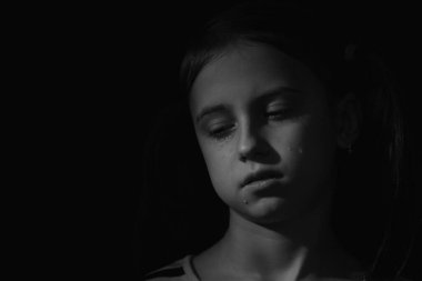 Ağlayan genç kız. Yalnızlık, acı, çocuk trajedisi. Siyah ve beyaz resim.