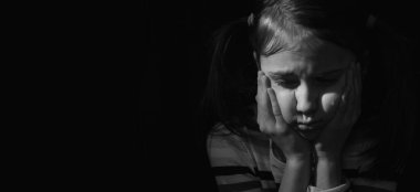 Siyah beyaz ağlayan şirin, gücenmiş küçük kız imajı. Boşluğu Kopyala. 