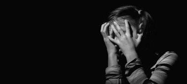 Ağlayan genç kızın siyah beyaz görüntüsü. Yalnızlık, acı, çocuk trajedisi. Boşluğu kopyala.