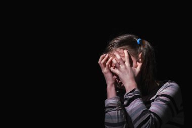 Psikolojik yaralar, çocukların endişeleri ve korkuları, kayıp çocukluk, vücut dili. Üzgün, üzgün ve mutsuz küçük depresif kız ağlıyor. Siyah beyaz görüntü. Boşluğu kopyala.