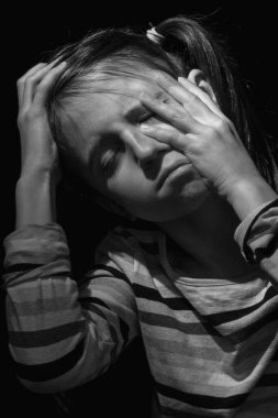 Ağlayan genç kız. Kavramsal görüntü: acı ve yalnızlık. Siyah ve beyaz resim.