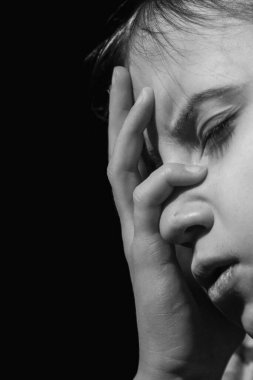 Acı ve yalnızlık. Ağlayan yaşlı kızın siyah beyaz görüntüsü. Dikey resim.