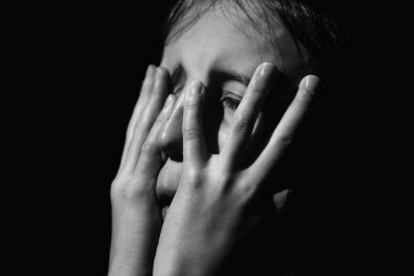 Ağlayan genç kızı kapat. Yalnızlık, depresyon, acı, çocuk trajedisi. Siyah ve beyaz resim. 