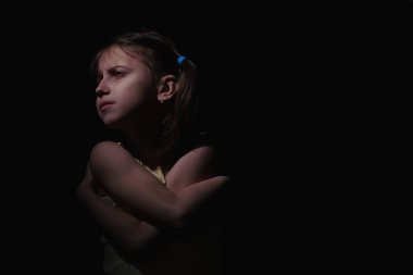 Çocukların endişeleri ve korkuları. Üzgün, mutsuz, küçük bir kızın portresi kendini yalnız, dışlanmış, çocuk draması yaşıyor. Boşluğu kopyala.