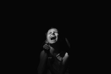 Ağlayan genç kızın portresi. Yalnızlık, acı, çocuk trajedisi. Siyah ve beyaz resim.